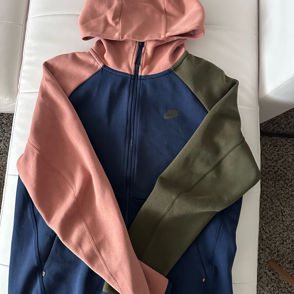 Nike tech fleece men’s medium Two-Tone Hoodie in Peach and Navy